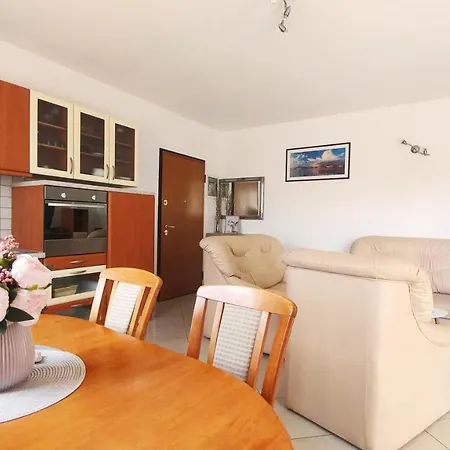 Matika, Terrace 10 Minutes Walk From Center Апартаменты Ровинь
